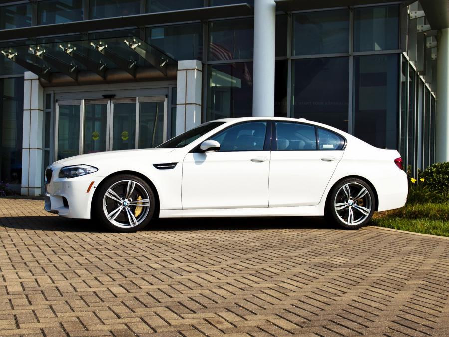 BMW M5 2011 года  (US) (фото 9 из 24)